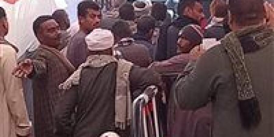 الناخبون
      يتوافدون
      على
      لجان
      الاقتراع
      بنجع
      حمادى
      بقنا
      للتصويت
      في
      انتخابات
      مجلس
      النواب