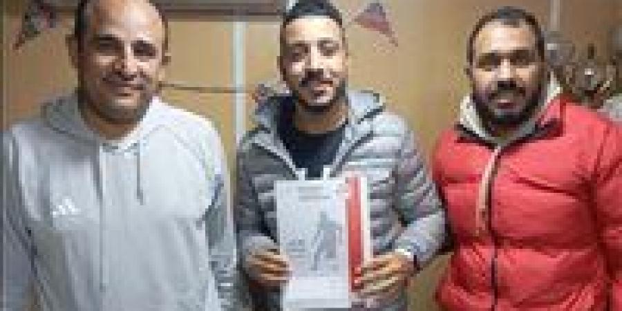 كايرو
      سبورت
      يدعم
      صفوفه
      بضم
      محمد
      بيسا
      حارس
      مرمي
      ليفيلز
      موسمين
      ونصف