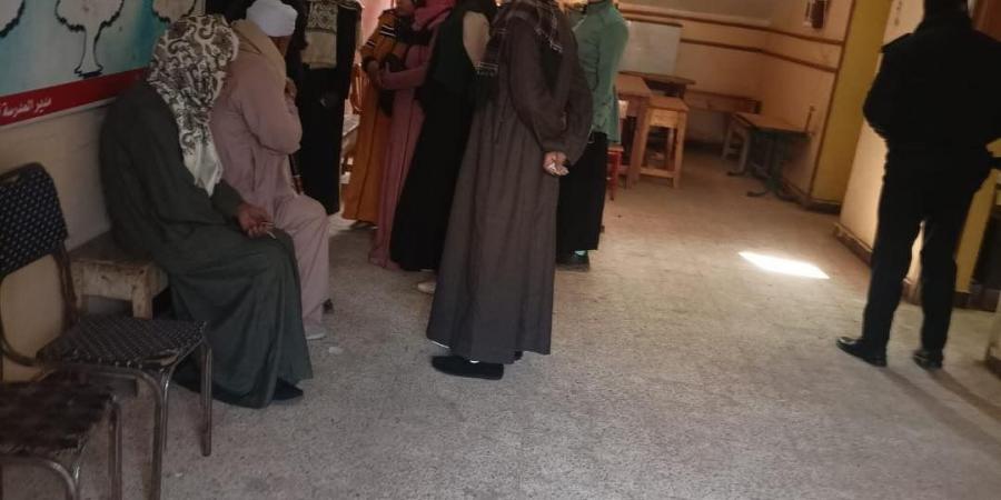 بدء
      توافد
      الناخبين
      على
      لجان
      الاقتراع
      بمركز
      الفتح
      في
      أسيوط