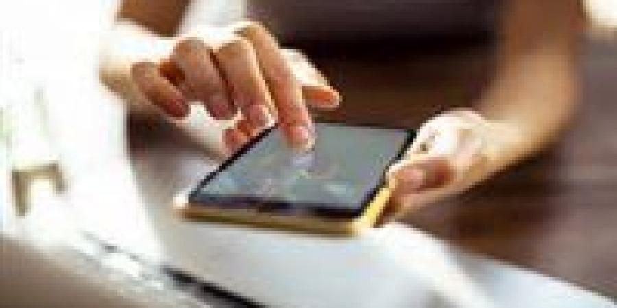 الأمريكيون وجيل Z يتصدران استخدام الهواتف: 4 ساعات يومياً في قبضة الشاشات