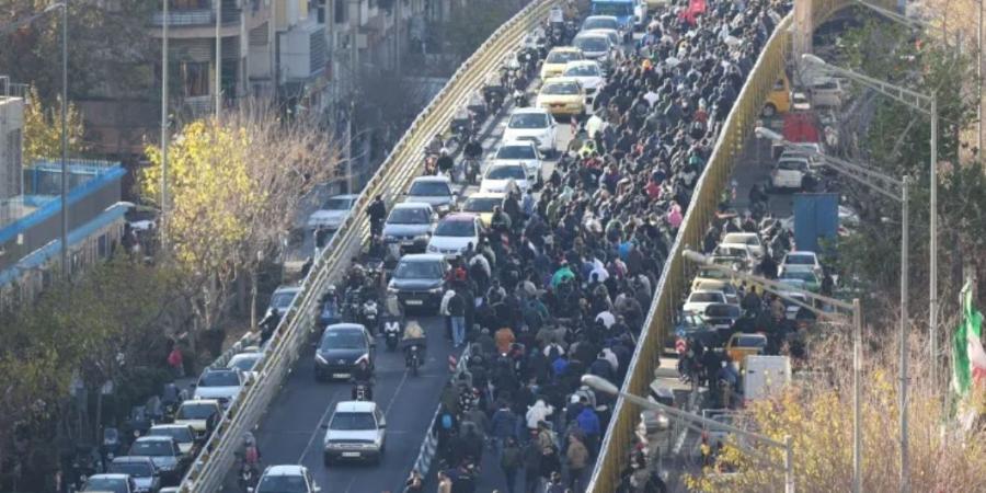 هجوم على مبنى حكومي واحتجاجات شعبية غاضبة تعصف بالبلاد.. ماذا يحدث في إيران؟