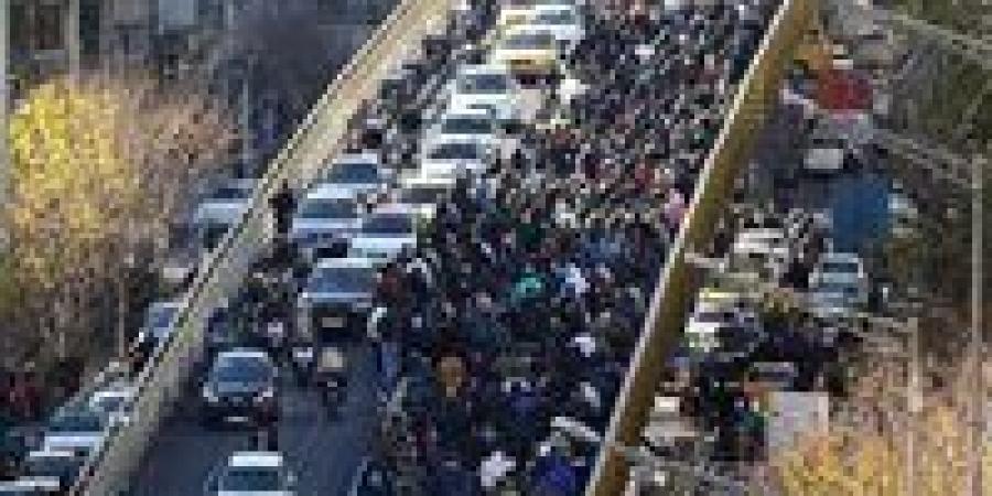 «إيران على صفيح ساخن».. اشتباكات بين الشرطة ومتظاهرين وهجوم على مباني حكومية وبنوك