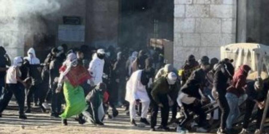 مئات المستوطنين يقتحمون باحات المسجد الأقصى بحماية شرطة الاحتلال