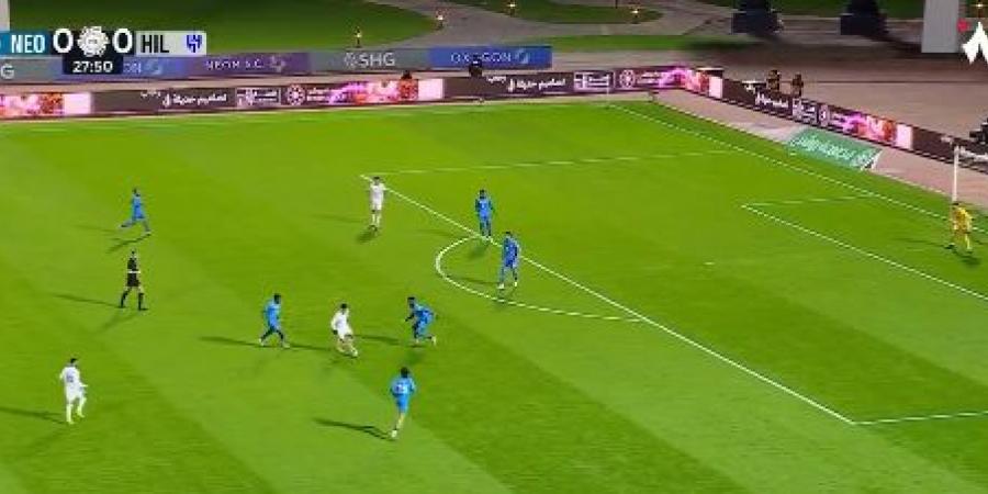 نيوم ضد الهلال.. استمرار التعادل السلبي بين الهلال ونيوم في دوري روشن السعودي بعد منتصف الشوط الأول