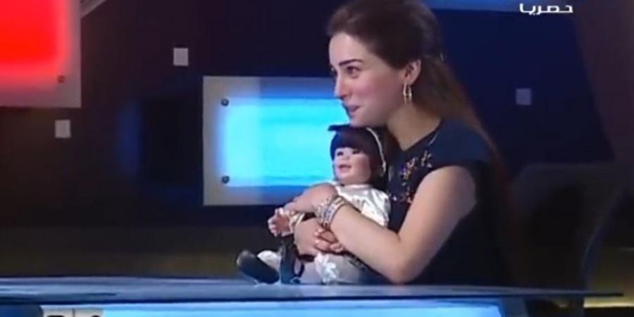 بلبسها وبتكلم معاها.. حكاية دمية تعوض مي عز الدين عن الأمومة