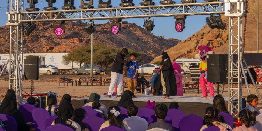 «شتاء قطن» يواصل فعالياته ويستقطب الزوار بعقلة الصقور