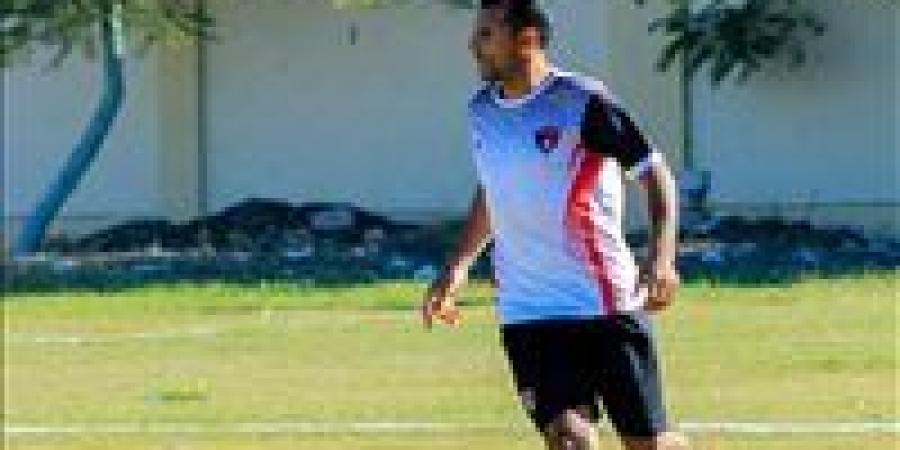 40 عاما ولا يفكر في الإعتزال..أيمن سعد القناص الذي استقر به الحال في دفاع سمسطا من أجل الجماهير