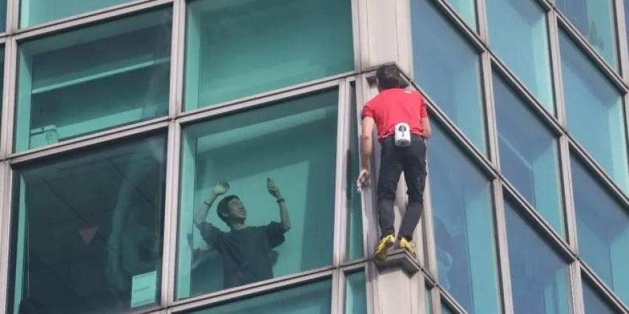 «مغامرة خطيرة».. أمريكي يتسلق أعلى مبنى في تايوان بدون حبال|صور