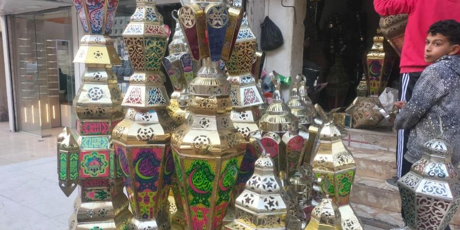 مهنة الأجداد منذ سنوات .. حكاية «عمار» أصغر صانع فوانيس صاج بالشرقية