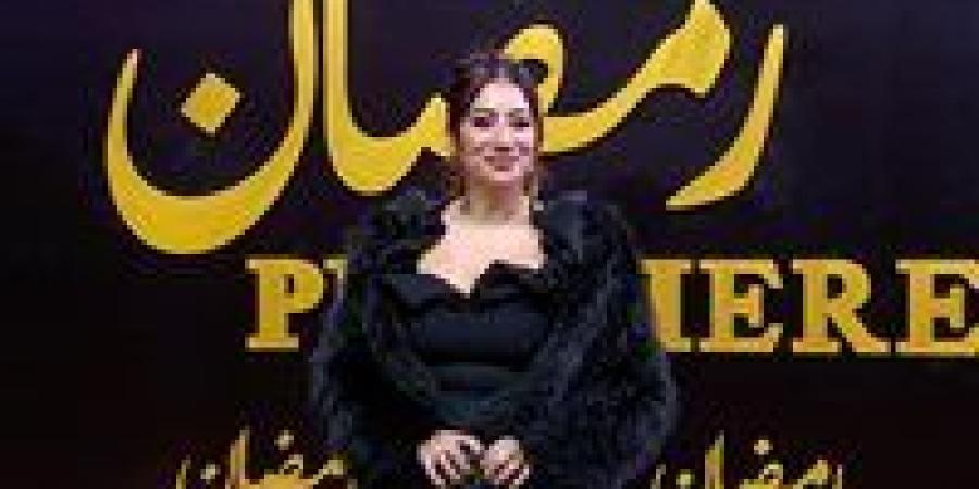 الفرو الأسود موضة 2026...إطلالات نجمات الفن في حفل الشركة المتحدة