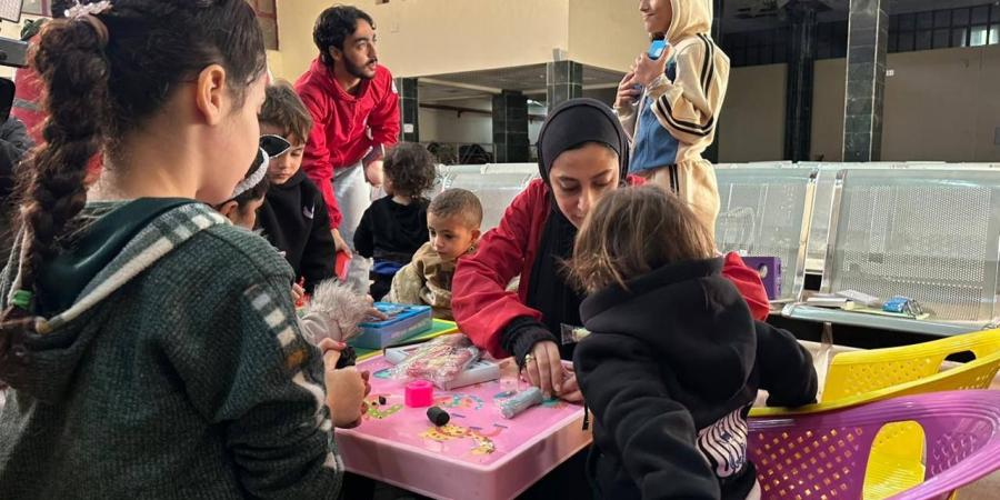 «شوكولاته للصغار وحقائب للعائدين».. الهلال الأحمر المصري يكتب ملحمة إنسانية بمعبر رفح