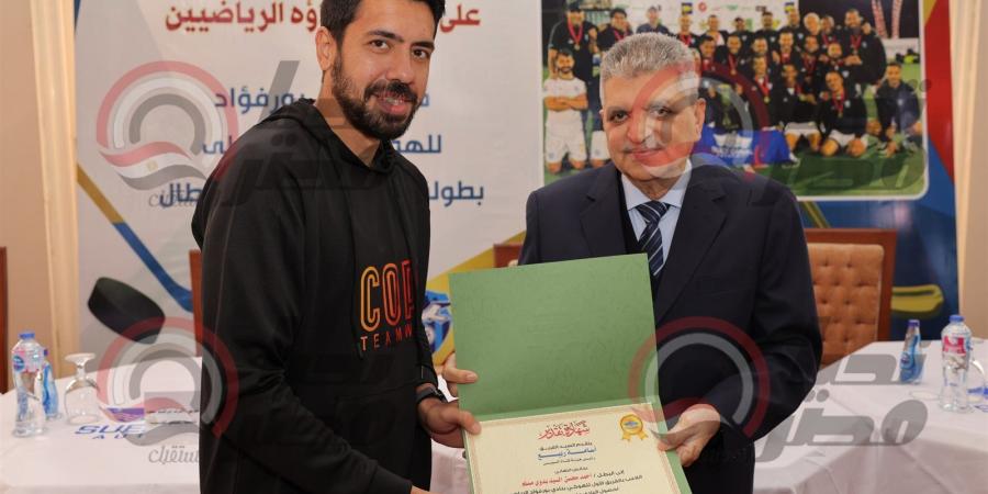 في احتفالية رياضية كبرى الفريق أسامة ربيع يكريم الفريق الأول للهوكي بنادي بورفؤاد الرياضي في احتفالية كبرى