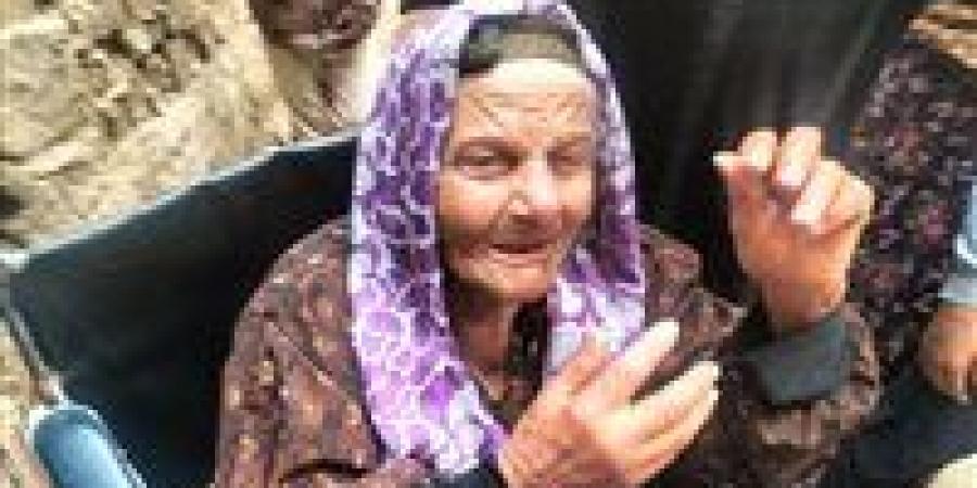 السيدة المسنة المعتدي عليها من ابنتها بالشرقية : نفسي فوزية تخرج أنا هموت من غيرها