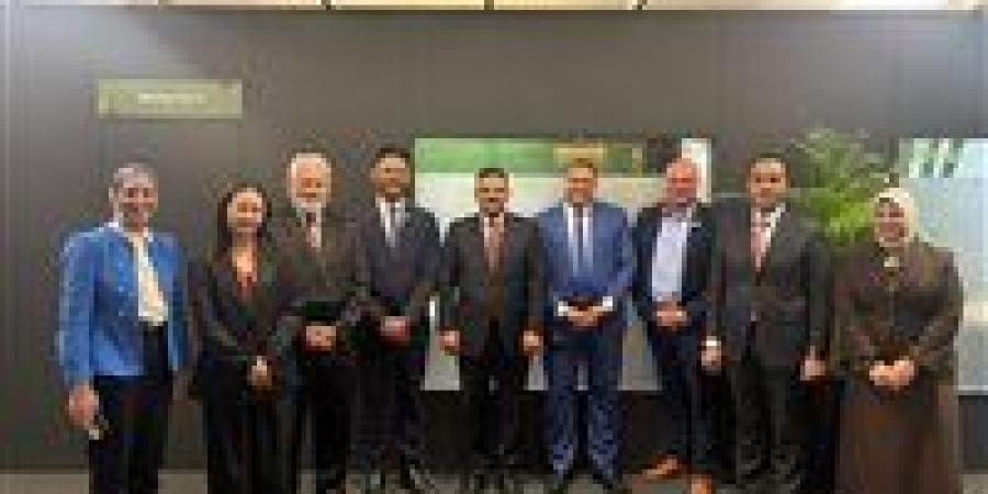 وفد وزارة البترول والثروة المعدنية يلتقي بالمستثمرين في جناح التعدين المصري بمؤتمر اندابا