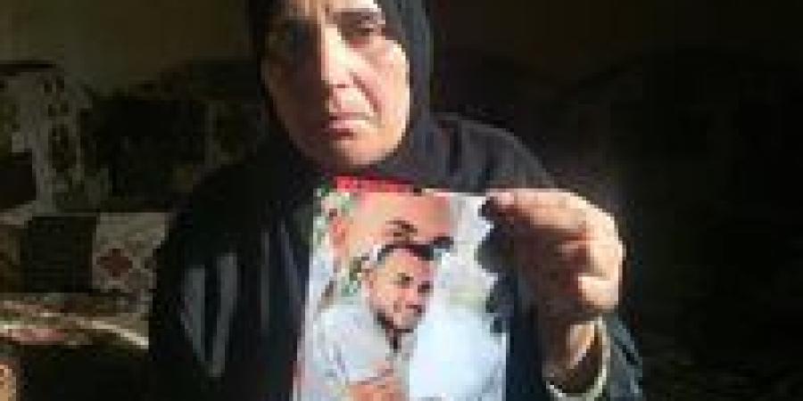 والدة «عبدالعزيز» بعد العثور عليه مقتولاً عقب اختفائه عام وشهرين بالشرقية : المتهم حرق قلبي على ابني