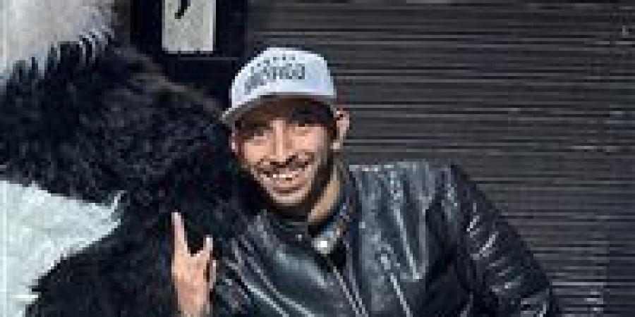 للهروب من دفع ثمن الحلوى والمكسرات.. سيدة تدهس عامل بمحل في مدينة نصر