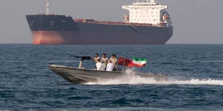 إيران وعُمان تبحثان وضع بروتوكول لمراقبة العبور عبر مضيق هرمز