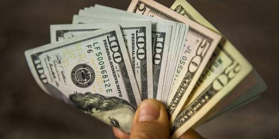 الدولار يحتفظ بمكاسبه وسط استمرار التوترات وترقب بيانات الوظائف الأمريكية