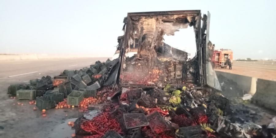 النيران تلتهم حمولة سيارة خضروات على الطريق الساحلي بين مطروح والإسكندرية
