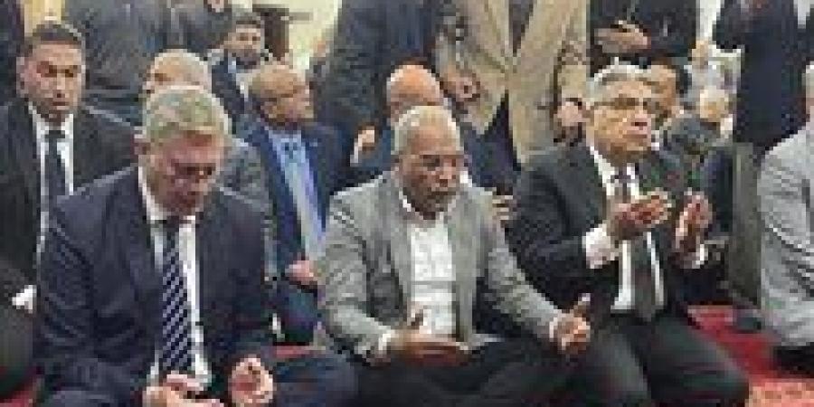 محافظ الدقهلية ووزير البترول يؤديان صلاة الجنازة على المهندس حسام صادق خليفة ويشيعان جثمانه بمسقط رأسه بدنديط