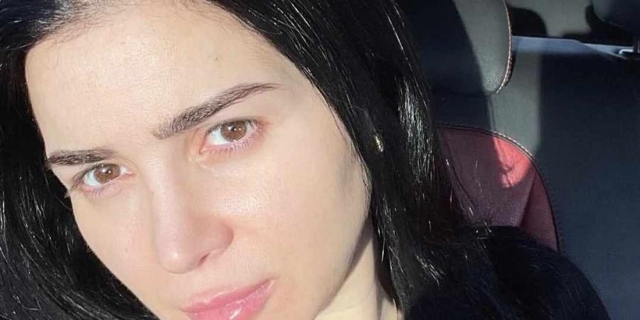 رجعت للشعر الأسود.. مي عز الدين تشارك الجمهور نيو لوك لها