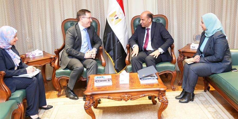 وزير العمل يلتقي سفير المملكة المتحدة بالقاهرة لبحث تعزيز التعاون في التدريب المهني وتشغيل الشباب وتمكين المرأة