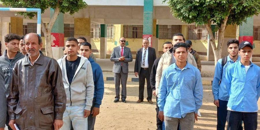 وكيل تعليم بني سويف وقائد قطاع التأسيس العسكري يتابعان طابور الصباح بمدرسة الشهيد أحمد الشناوي الصناعية بالواسطى ويؤكدان على الانضباط المدرسي