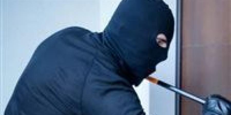 حارس العقار سقط في الفخ.. سرقة 2800 جنيه إسترليني من شقة ببولاق الدكرور