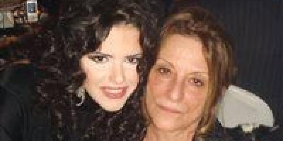 ستة سنوات سوداء.. دنيا عبد العزيز تحيي الذكرى السادسة لوفاة والدتها