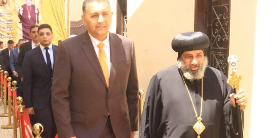 محافظ القليوبية يهنئ الأنبا مرقس ويشارك قداسات عيد القيامة