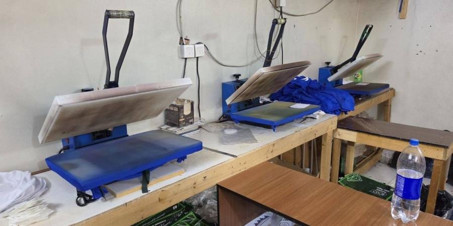 أمانة جدة تضبط أكثر *من 3 آلاف قطعة* ملابس لعلامات تجارية مقلدة