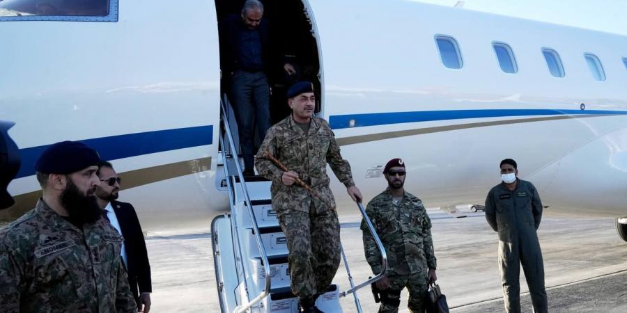 «يحمل رسائل أمريكية».. وزير الخارجية الإيراني يستقبل قائد الجيش الباكستاني في طهران