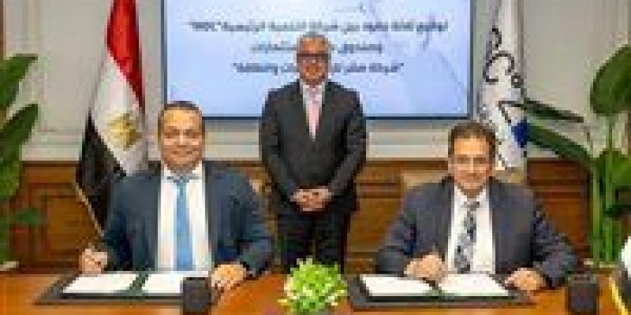 رئيس اقتصادية قناة السويس يشهد توقيع عقود 3 مشروعات لشركة صقر للإلكترونيات والطاقة