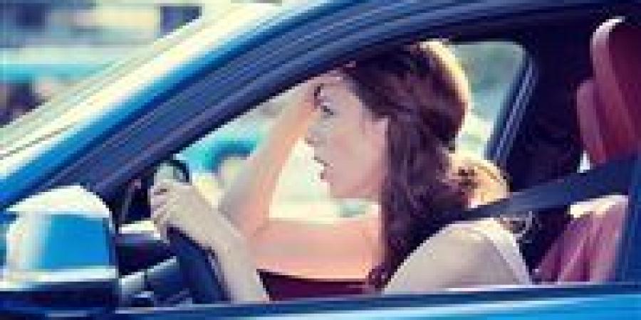 أخطاء استخدام القدمين أثناء القيادة تهدد السلامة المرورية وتزيد الحوادث الخطيرة جداً