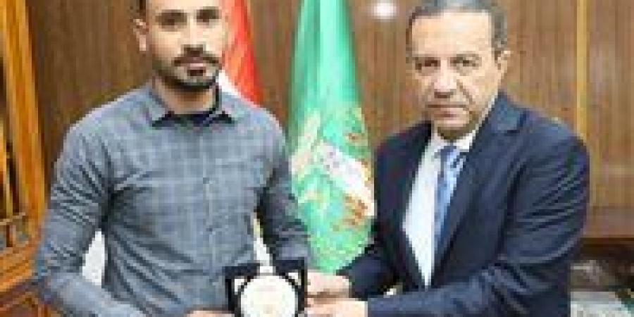 بعد موقفه البطولي.. محافظ المنوفية يكرم "أحمد البرماوي" ويهديه درع المحافظة ومكافأة مالية تقديرًا لشجاعته