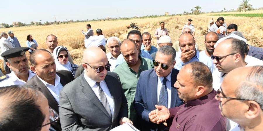 محافظ الفيوم يفتتح موسم حصاد القمح بأحد الحقول الزراعية بقصر رشوان