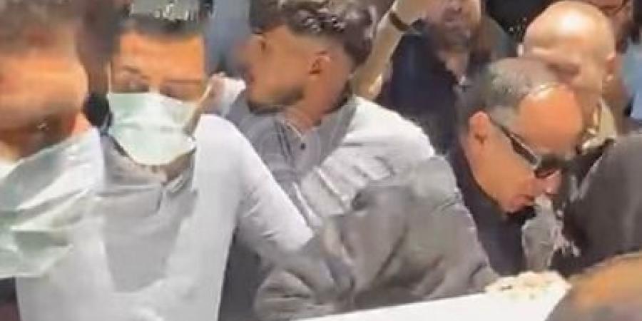 وصول جثمان والد منة شلبي لبدء مراسم الجنازة.. فيديو