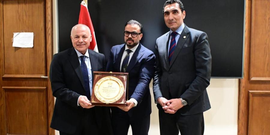 رئيس شباب النواب يكرم ابو ريدة والتوأم حسن ..واتحاد الكرة يهديه تيشرت المنتخب الوطني