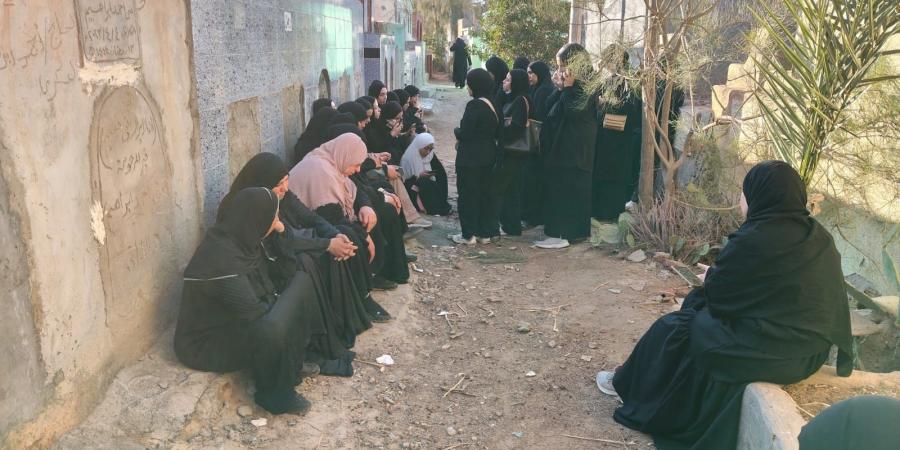 أصدقاء عروس أولاد صقر بالشرقية يتجمعن أمام قبرها للدعاء وقراءة القرآن