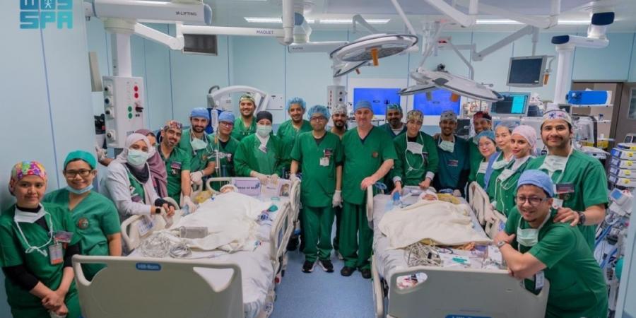 الفريق الطبي والجراحي يستكمل 
عملية فصل التوأم الملتصق الفلبيني