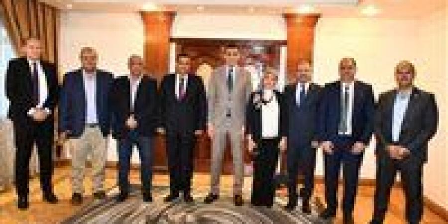 وزير الشباب والرياضة يبحث تطوير القوس والسهم وخطط المستقبل