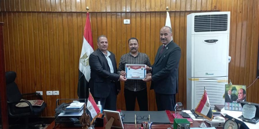 تكريم عامل ومسؤولي أمن بمدرسة في بني سويف لإحباط محاولة سرقة داخل منشأة تعليمية