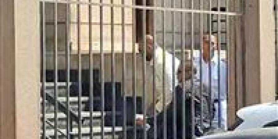 "ميدو" يصل محكمة الطفل لمؤازرة ابنه في قضية المخدرات