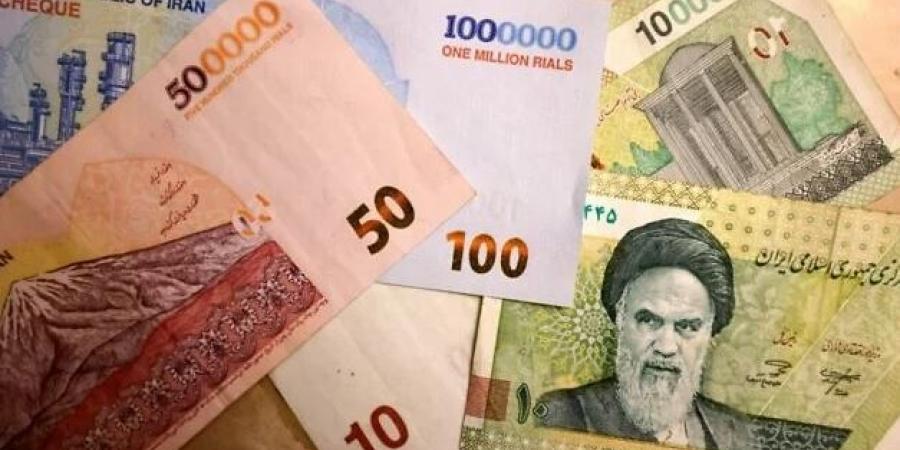 «فاتورة الحرب».. انخفاض قيمة العملة الإيرانية إلى مستوى قياسي مقابل الدولار الأميركي