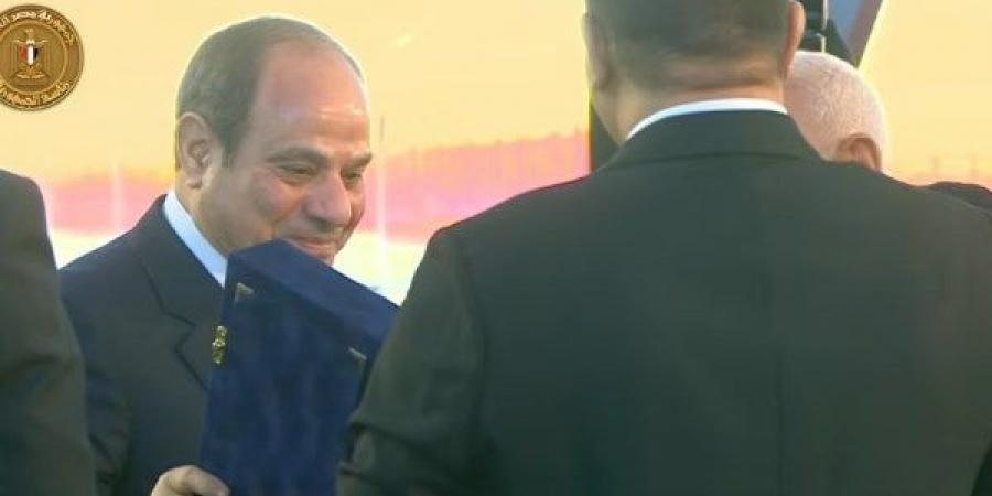 في احتفالية عيد العمال.. الرئيس السيسي يتسلم درع الاتحاد العام لنقابات عمال مصر