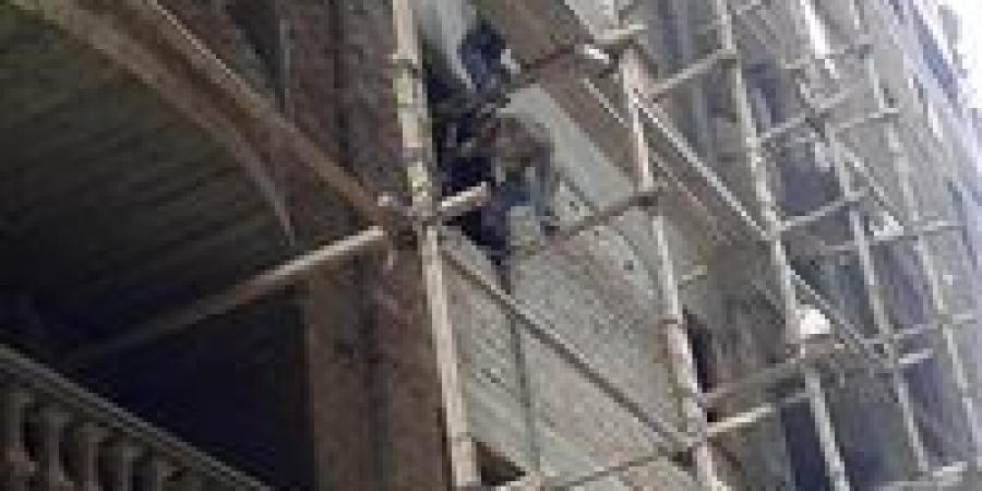 سقالة تنهار وتخطف الأرواح.. مصرع عامل وإصابة آخر في أكتوبر