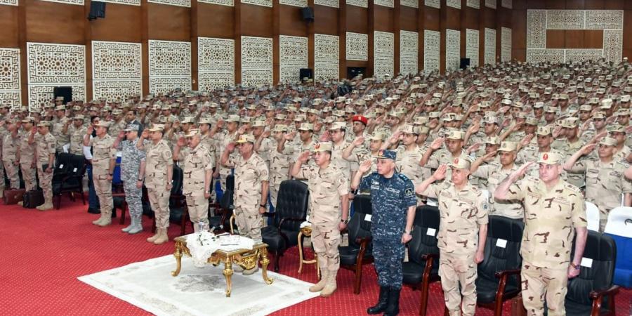 وزير الدفاع يلتقى عددًا من مقاتلي المنطقة الغربية العسكرية