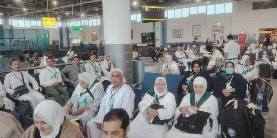 محافظ الشرقية يطمئن على إنطلاق ١٣٥ حاجاً بثانى أفواج حجاج الجمعيات الأهلية من أبناء المحافظة