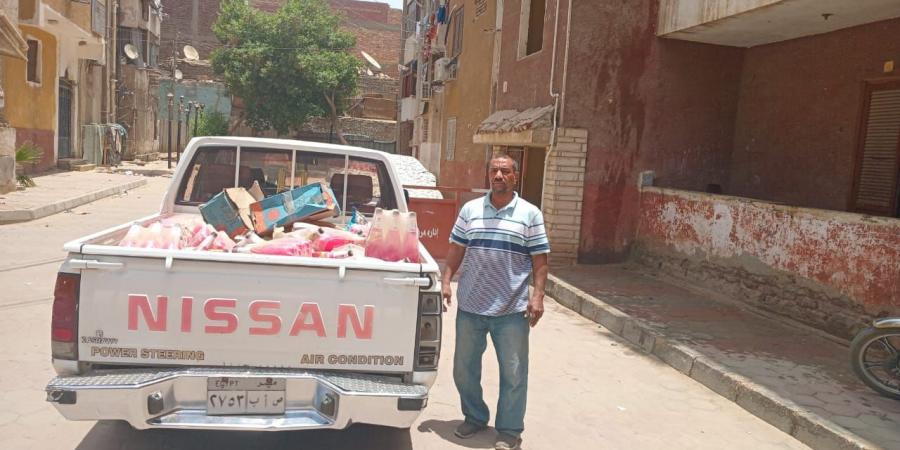 ضبط 1000 لتر مياه غازية منتهية الصلاحية في حملات تفتيشية موسعة بأسواق قنا