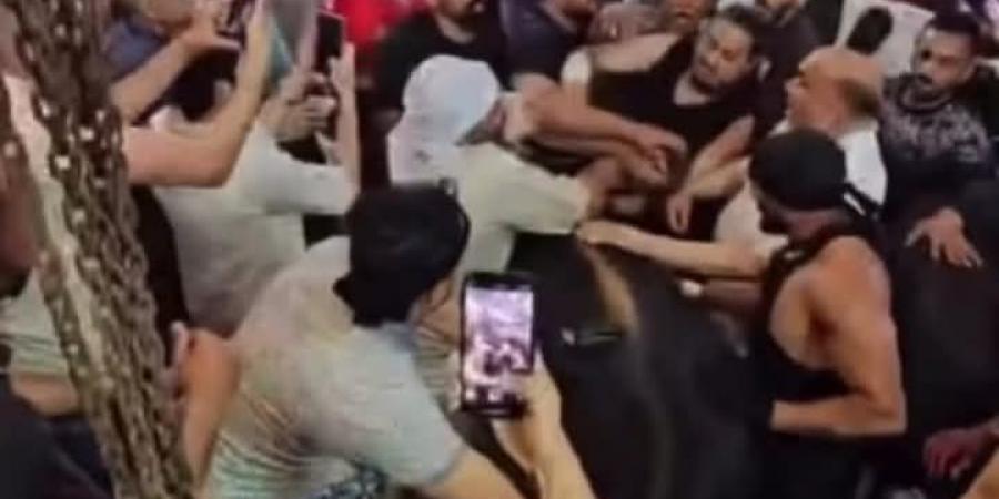 اقلب وادبـ ـح.. أحمد العوضي يشارك في أضحية العيد وسط هتافات أهالي منطقته